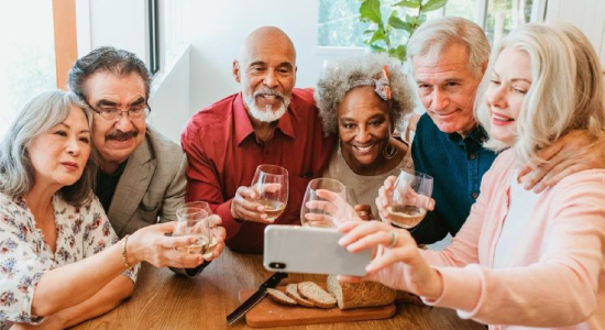 Corcunda, cabelos brancos, verrugas_ todo mundo envelhece igual